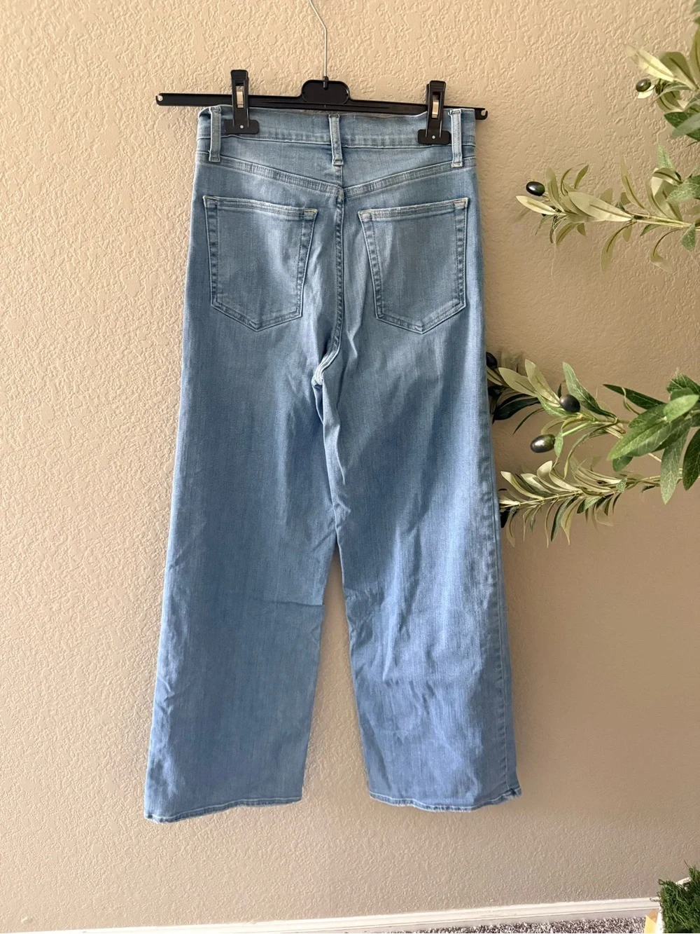FRAME High Rise Light Wash Wide Leg Raw Hem Jeans Size 26